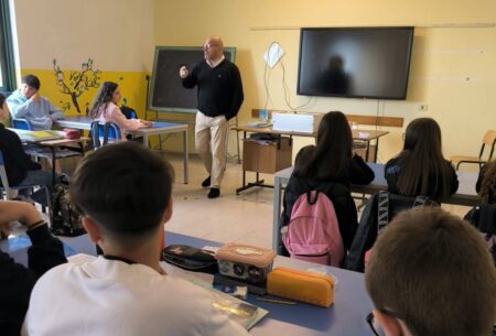 Il sindaco di Piglio in aula con i ragazzi: lezione interattiva sulla Costituzione italiana
