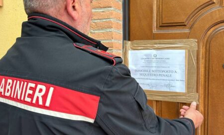 Tenta di uccidere la compagna a coltellate: 72enne arrestato a Labico