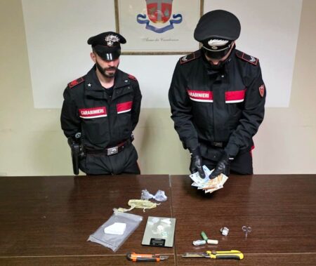 Droga nascosta nei pantaloni e materiale da spaccio in casa: due arresti a Valmontone