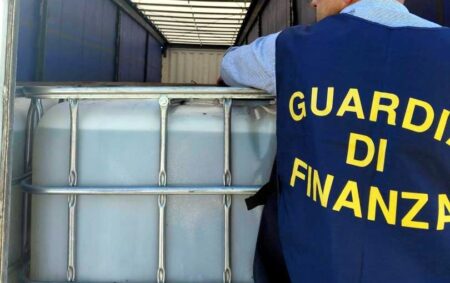 Gasolio spacciato per anticorrosivo: sequestrati 28mila litri sull’A1 a Cassino, denunciato un camionista polacco