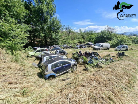 Discarica abusiva di auto smontate scoperta a Ripi: denunciato un rivenditore online di ricambi usati
