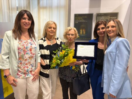 Cento anni di fedeltà: Poste Italiane celebra Antonia Carcasole con una targa speciale
