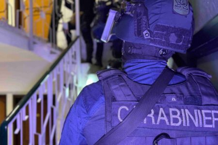 Armi da guerra, droga nei coprimozzi, una discoteca abusiva e un latitante preso a Lima. Il bilancio degli ultimi giorni a Roma e provincia delle Forze dell’Ordine