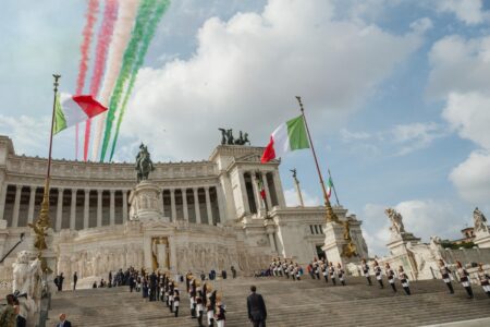 Ottant’anni di Repubblica: Roma celebra con la parata, Mattarella e il tricolore sul Colosseo