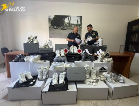 Frosinone, lotta alla contraffazione: sequestrati 1.200 articoli falsi a Cassino