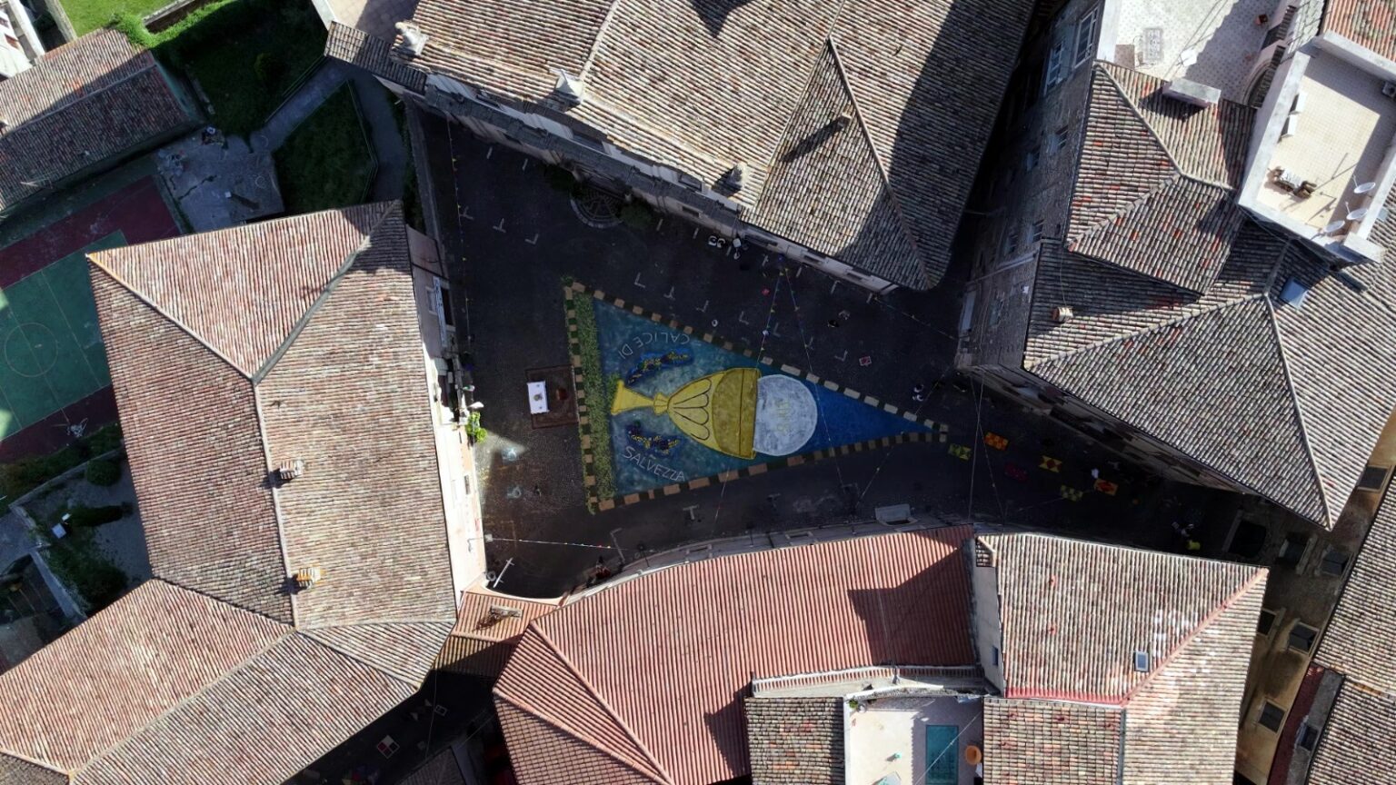 Infiorata del Corpus Domini ad Anagni: un’unica grande opera collettiva unisce la comunità nel segno della tradizione