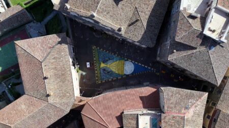Infiorata del Corpus Domini ad Anagni: un’unica grande opera collettiva unisce la comunità nel segno della tradizione