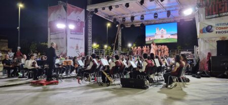 “Forza, venite gente!”: la Luigi Pietrobono incanta piazza dello Scalo con il musical su San Francesco