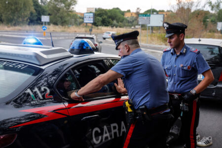 Roma e provincia blindate: truffa del finto carabiniere sventata, blitz al Quarticciolo e maxioperazioni contro spaccio, furti e degrado