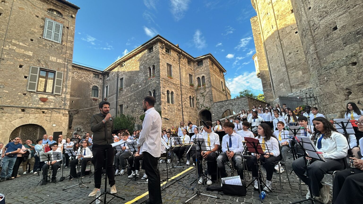Anagni, Piazza Innocenzo III diventa un palcoscenico: il concerto di fine anno dell’Istituto Comprensivo Secondo incanta il pubblico