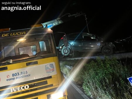 Auto fuori strada nella notte sulla via Casilina: ribaltata e abbandonata, scatta la caccia al proprietario
