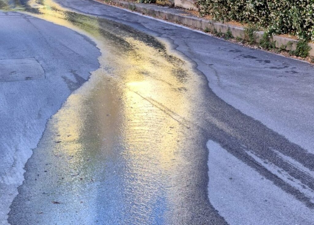 Anagni, acqua in strada da un mese: la “fiumara” di via Carlo Alberto Dalla Chiesa non si arresta
