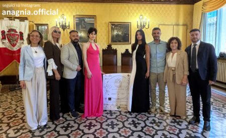 “Donne in Fiore – Women in Bloom”: alta moda e talento femminile illuminano Piazza Papa Innocenzo III ad Anagni