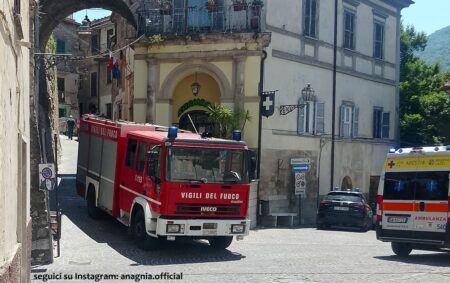 Incendio in un appartamento nel centro storico di Sgurgola: intervengono Vigili del Fuoco, 118 e Carabinieri
