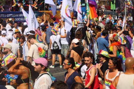 Roma si tinge d’arcobaleno: decine di migliaia in piazza per il Roma Pride 2026; una festa anche per le famiglie