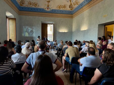 “Il Cielo d’Etiopia” emoziona Anagni: Palazzo Bacchetti gremito per la presentazione del libro