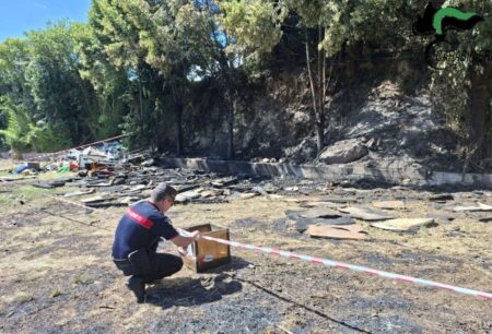 Rifiuti in fiamme a Ferentino: sequestrata un’area di 100 metri quadrati, caccia al responsabile