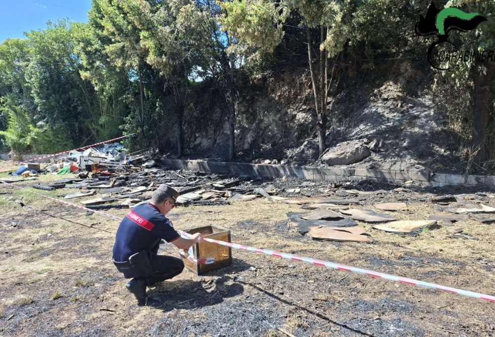 Rifiuti in fiamme a Ferentino: sequestrata un’area di 100 metri quadrati, caccia al responsabile