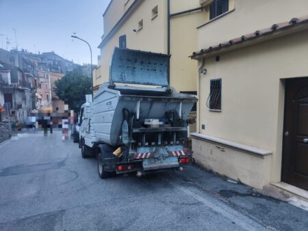 Investito dal mezzo della nettezza urbana durante la raccolta rifiuti: ferito un 67enne a Piglio