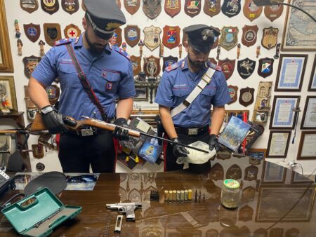 Roma e dintorni, weekend di blitz: droga, armi, scippi e violenze. Il bilancio delle forze dell’ordine