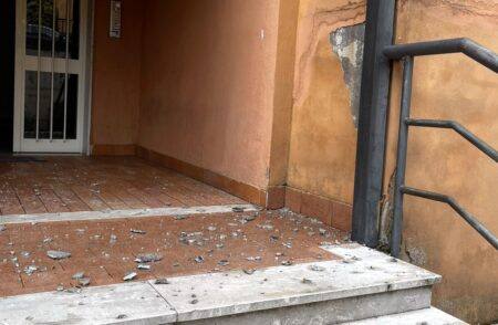 Calcinacci, umidità e buio: il degrado degli alloggi popolari di via di Tofe Pistone fa scoppiare la protesta