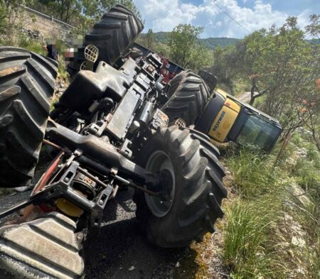 Trattore con escavatore si ribalta sulla strada comunale: paura a Valle Corsa, conducente illeso