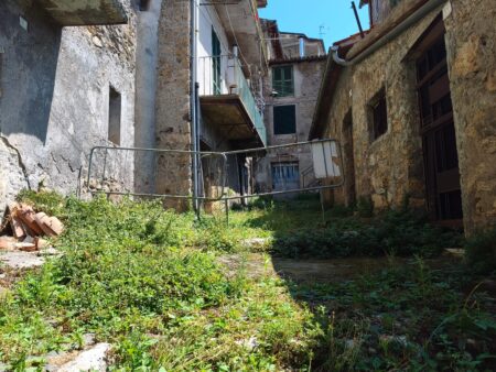 Anagni, erba alta, rifiuti e cattivi odori in vicolo della Falce: la segnalazione dei residenti