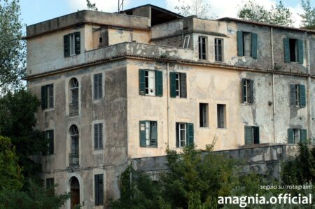 Anagni, branco di minorenni aggredisce tre coetanei nella ex clinica abbandonata: due ragazzi in gravi condizioni