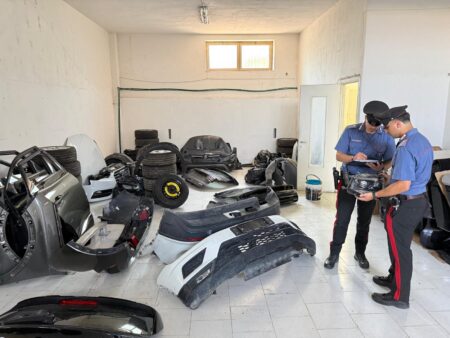 Smontavano auto rubate in due capannoni, sei arresti tra San Cesareo e Roma
