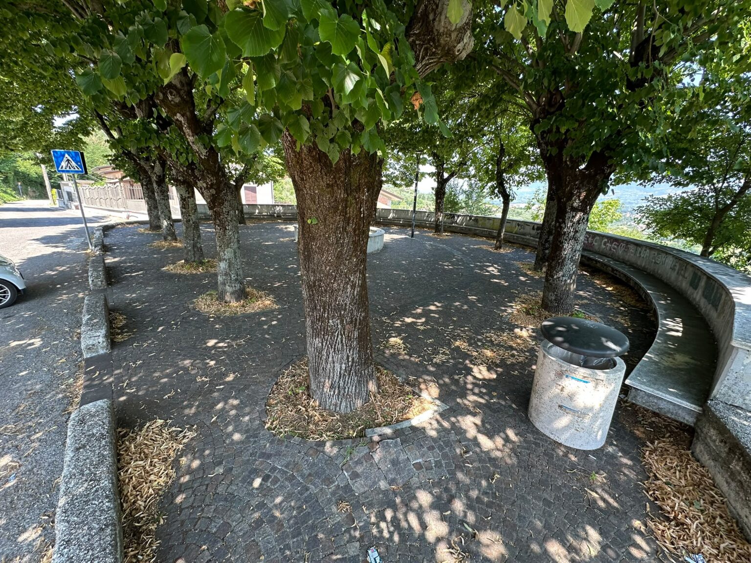 Anagni, rifiuti in una delle piazzette più belle della città: i cittadini chiedono un punto di raccolta lontano dalla Rotonda