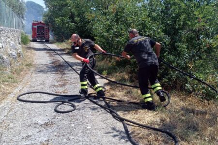 Vasto incendio tra Vignola e Monti di Anagni: fiamme domate, tanta paura tra i residenti