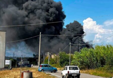 Incendio alla REMAT Lazio di San Giorgio a Liri: in fiamme un capannone con materiale plastico