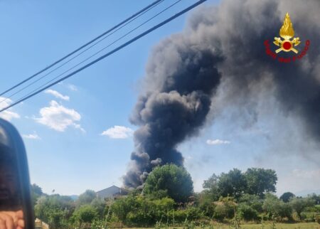 Incendio in un capannone industriale a San Giorgio a Liri: mobilitazione di vigili del fuoco da tre province