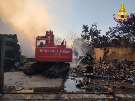 San Giorgio a Liri, incendio nell’area industriale: Vigili del Fuoco al lavoro tutta la notte