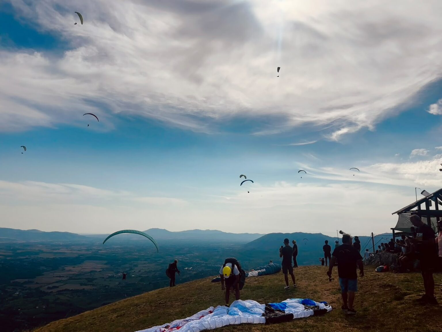 Serrone paradiso del volo libero: torna il grande weekend tra parapendio, deltaplani e natura