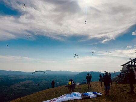 Serrone paradiso del volo libero: torna il grande weekend tra parapendio, deltaplani e natura