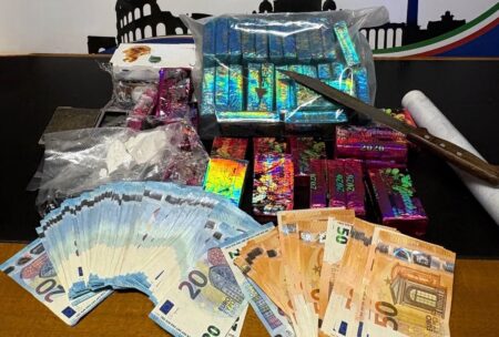 Roma, dallo spaccio in casa al delivery su ruote: 8 arresti e oltre 4,5 chili di droga sequestrati dalla Polizia di Stato