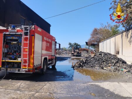 Incendio alla Remat Lazio di San Giorgio a Liri, la Procura di Cassino apre un’inchiesta: si indaga anche per disastro ambientale