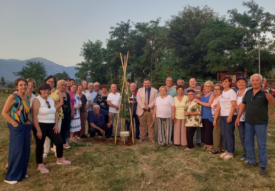 Un tiglio per il futuro: la cerimonia di piantumazione al Lago di Canterno per “Nonni senza frontiere”