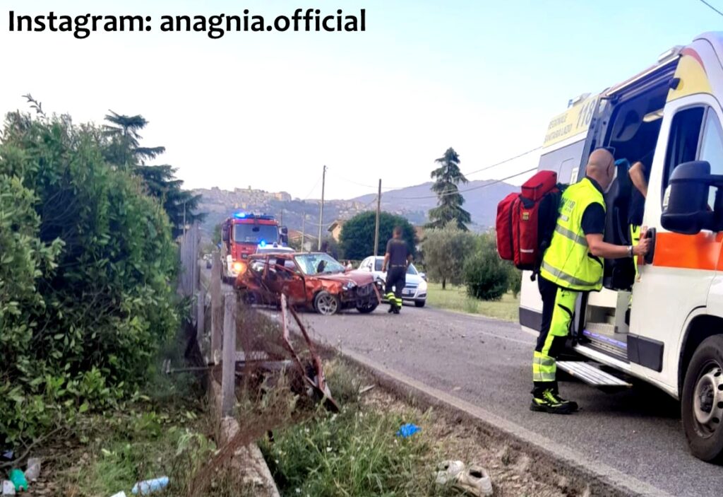 Auto esce di strada sulla Morolense ad Anagni: ferita una persona, sul posto Carabinieri, Vigili del Fuoco e 118