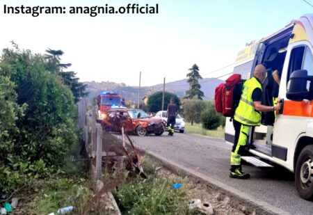 Auto esce di strada sulla Morolense ad Anagni: ferita una persona, sul posto Carabinieri, Vigili del Fuoco e 118