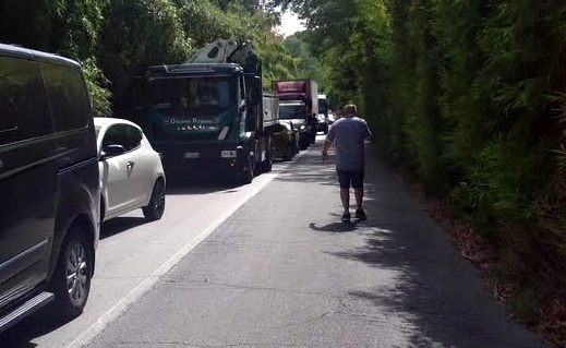 Paura a Paliano: due vasti incendi nella zona de La Selva, strada chiusa al traffico e case minacciate dalle fiamme