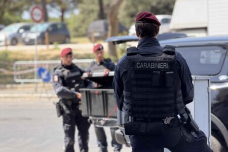Blitz dei Carabinieri a Tor Bella Monaca: 11 arresti e 11 denunce tra droga, occupazioni abusive e degrado