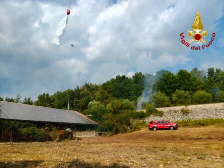 Vasti incendi tra Veroli e Ceccano, in campo Vigili del Fuoco e mezzi aerei