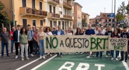 Frosinone, flashmob contro il BRT: “Non è un vero sistema rapido, ma un semplice autobus”