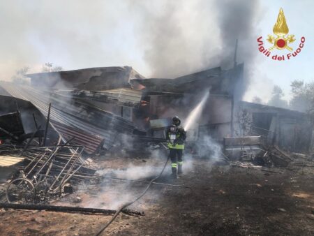 Ferentino, incendio in un capannone: fiamme vicino a una casa di riposo, sul posto i Vigili del Fuoco