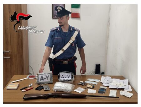 Arnara, blitz dei Carabinieri in un appartamento: quattro arresti tra spaccio e armi illegali