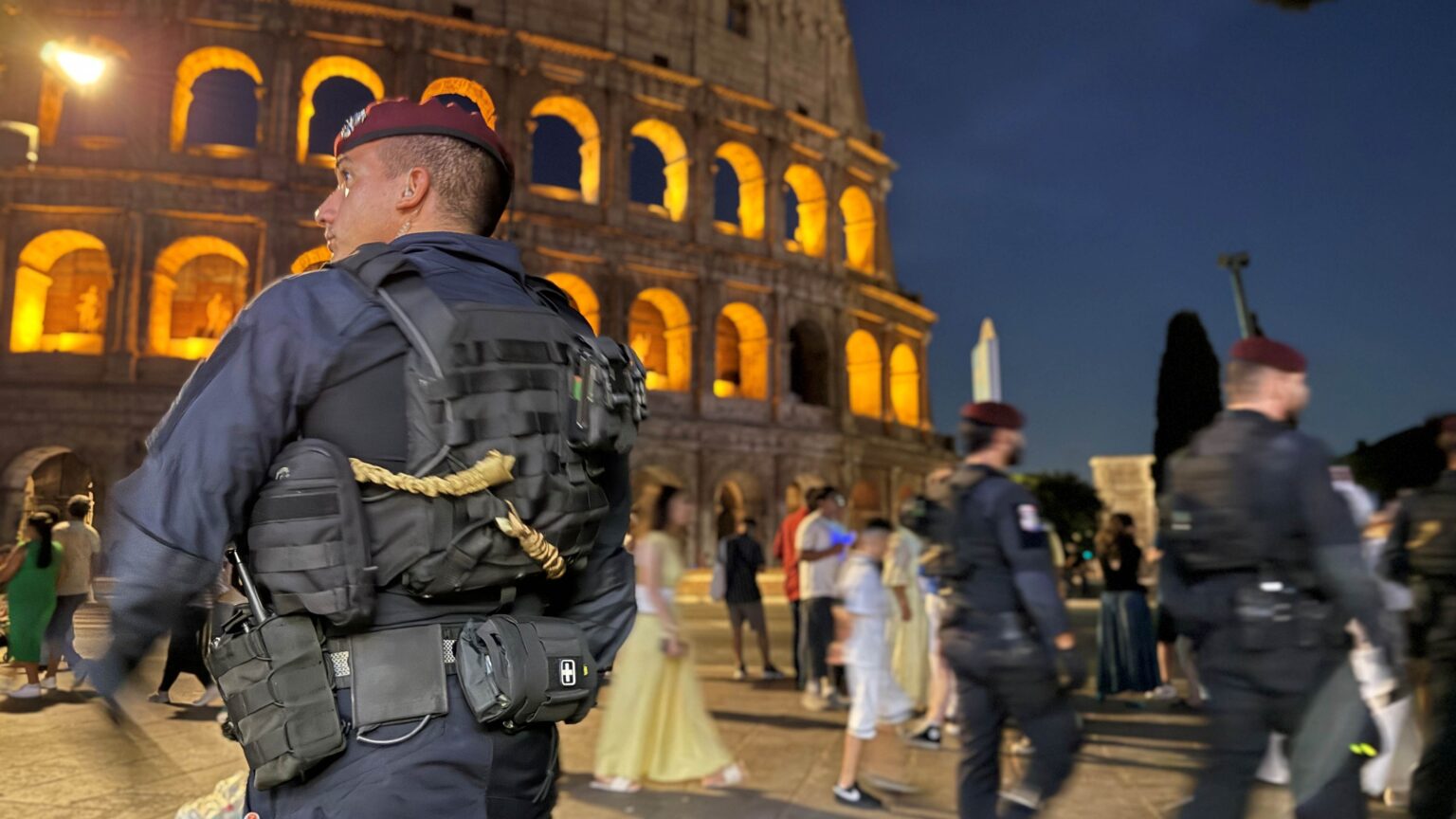Sicurezza a Roma, blitz dei Carabinieri al Colosseo: arresti e controlli straordinari con i paracadutisti del Tuscania