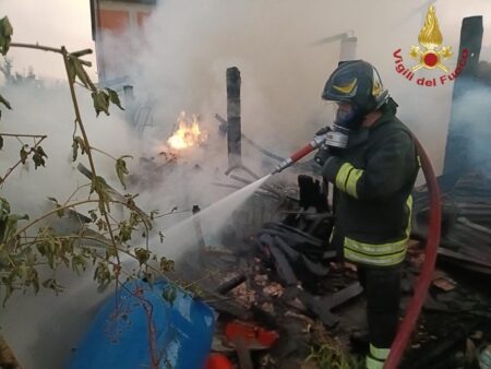 Incendio a Frosinone, in fiamme una legnaia in via Selvotta: sul posto 20 vigili del fuoco