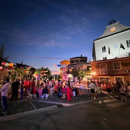 Strangolagalli, torna “Cenando sotto le stelle cadenti”: piazza Elena diventa un salotto a cielo aperto